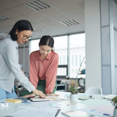 young-businesswomen-working-in-team